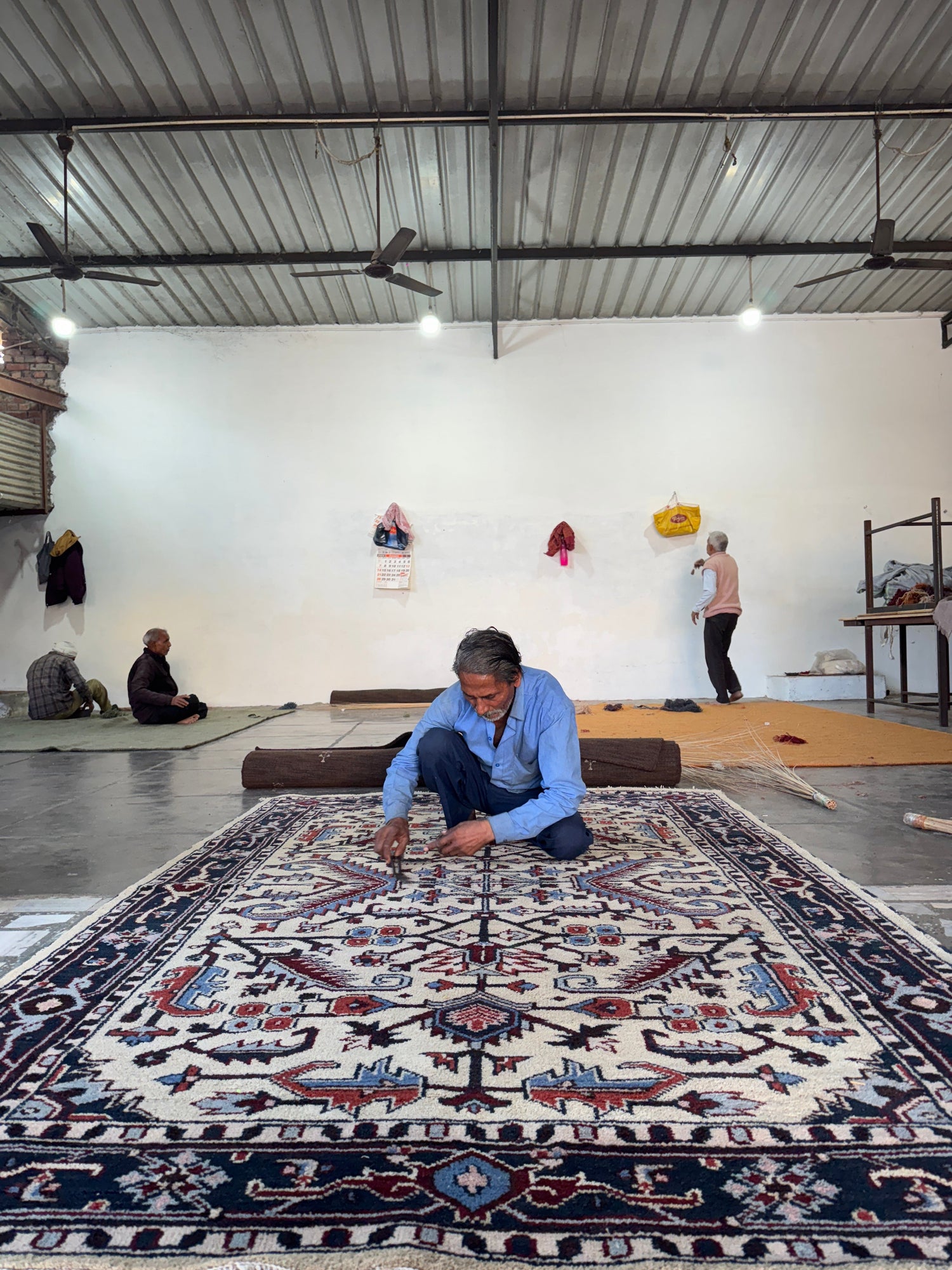 Handmade Rugs vs. Machine-Made Rugs: What’s the Difference?
