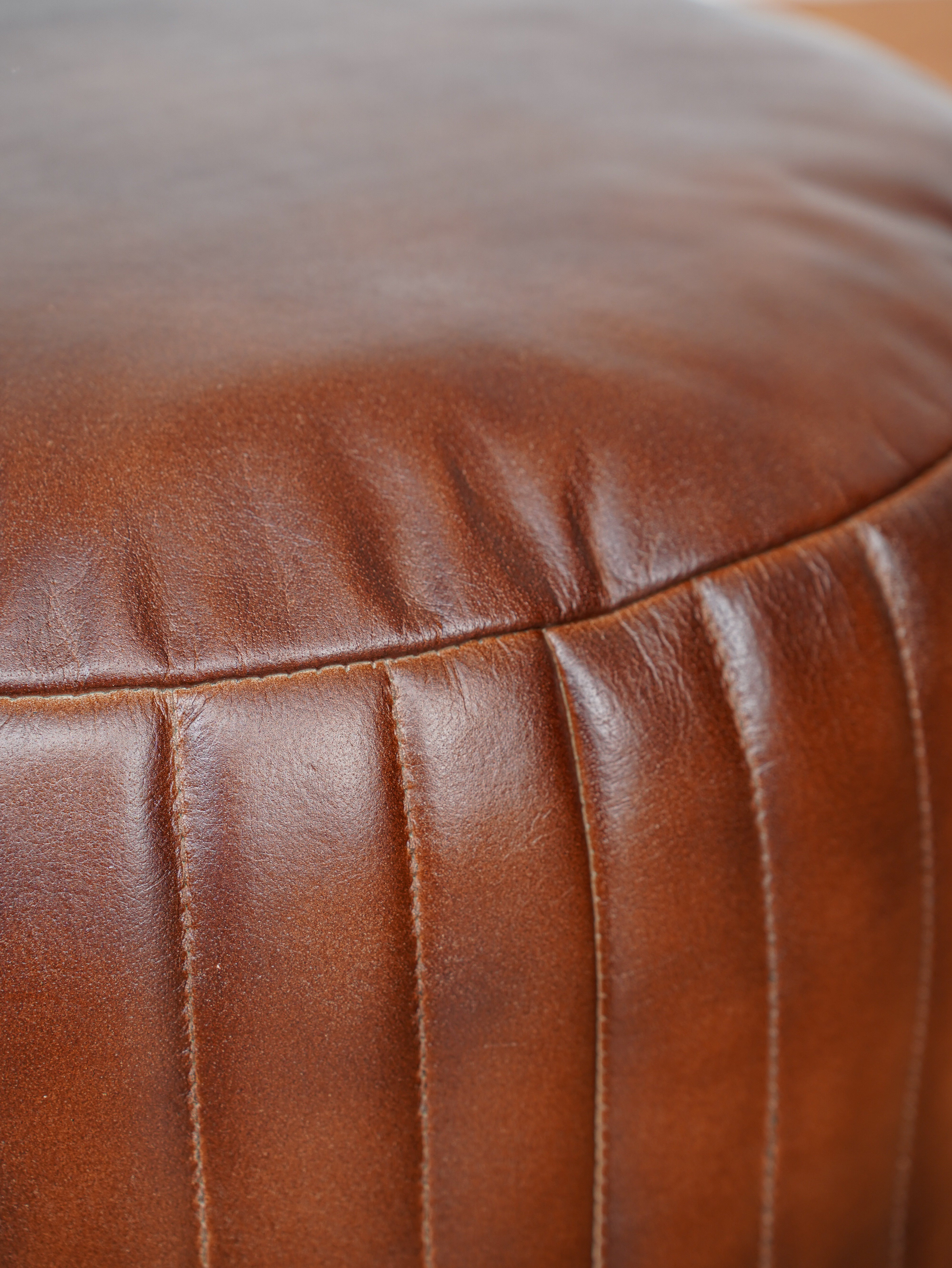Strata Leather Round Pouf