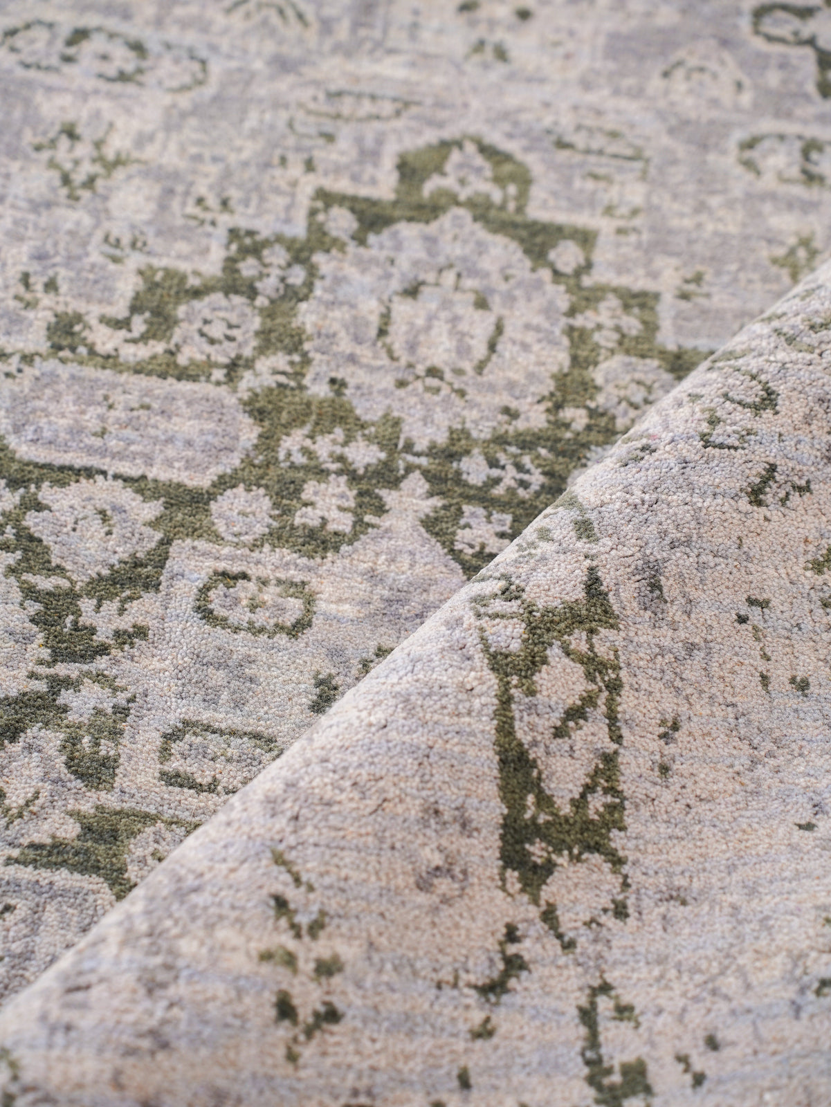 Traditional Oriental Vintage Look Rug in Silver Green Tones