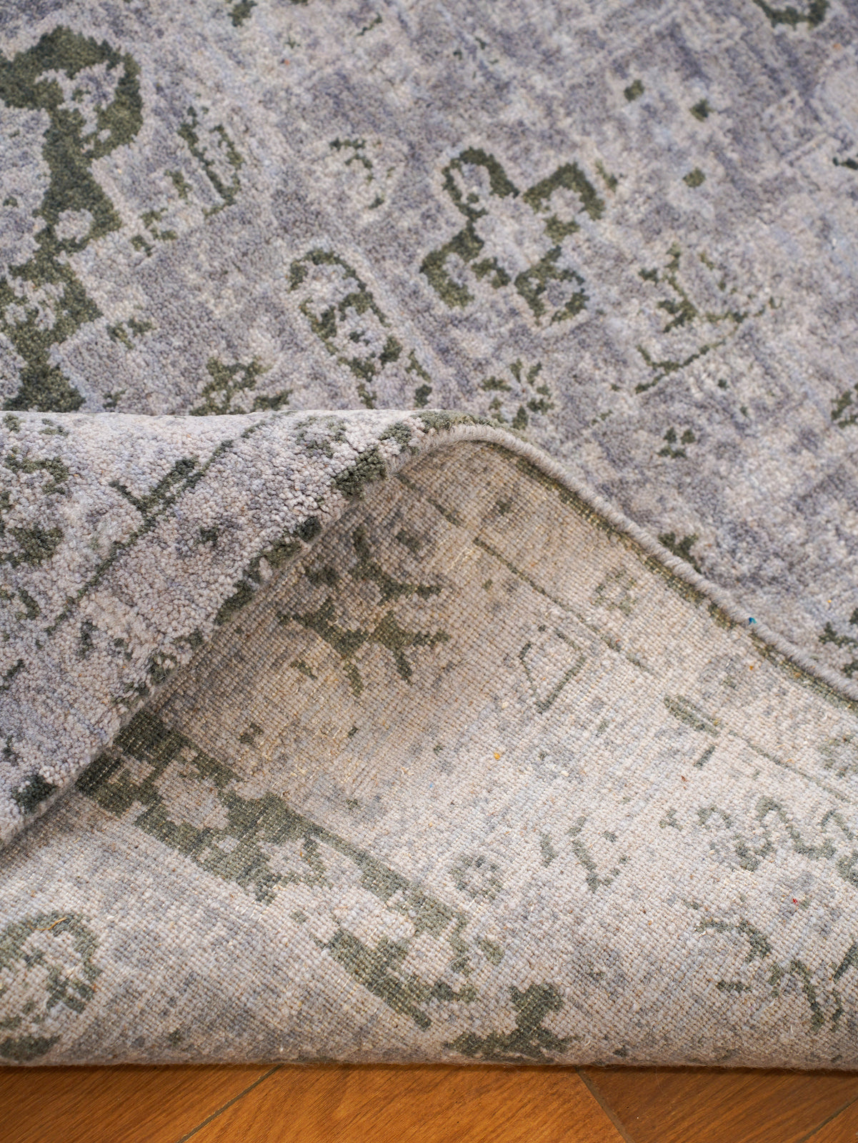 Traditional Oriental Vintage Look Rug in Silver Green Tones