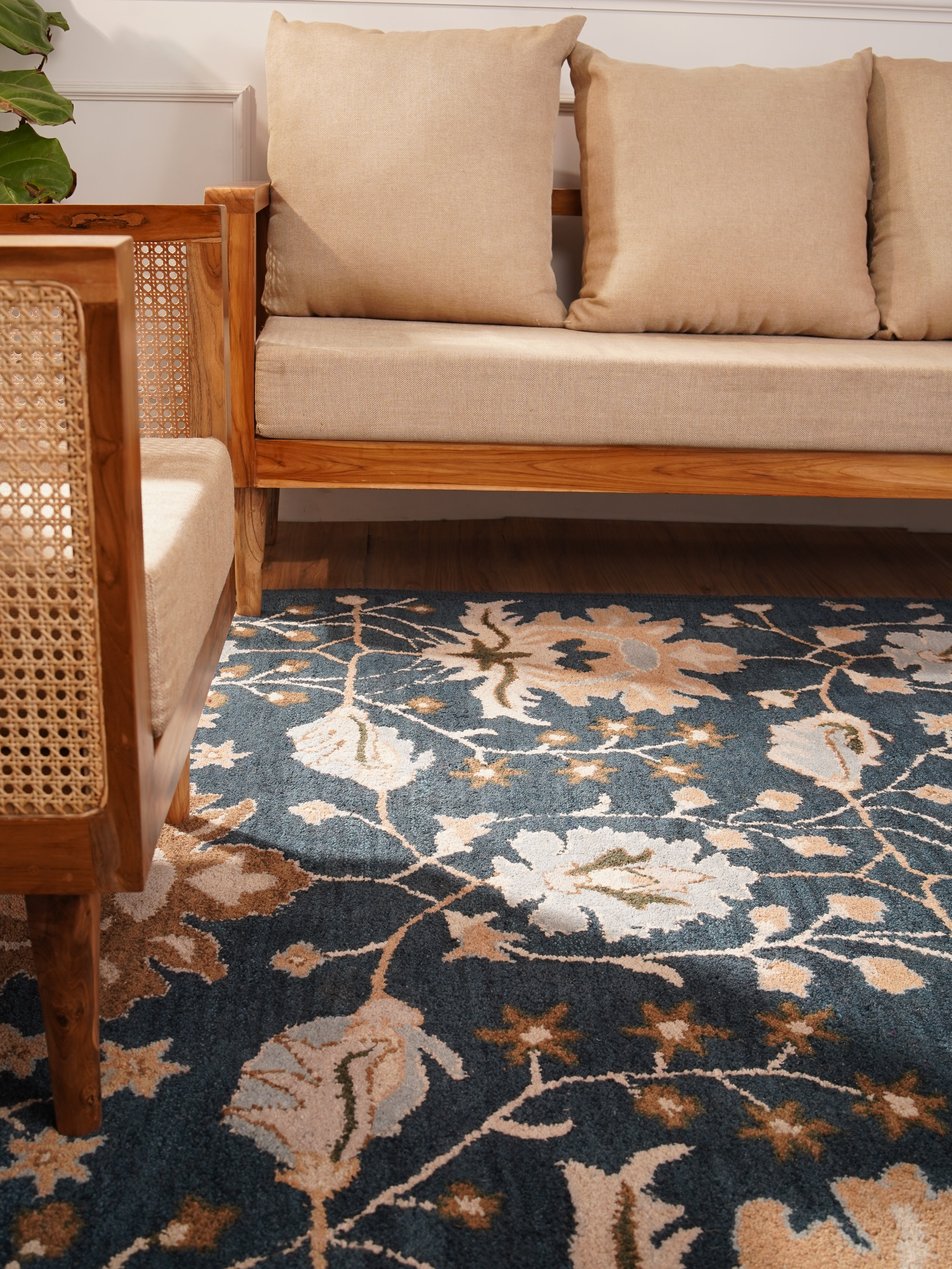 Jivin Hand Tufted Floral Wool Rug