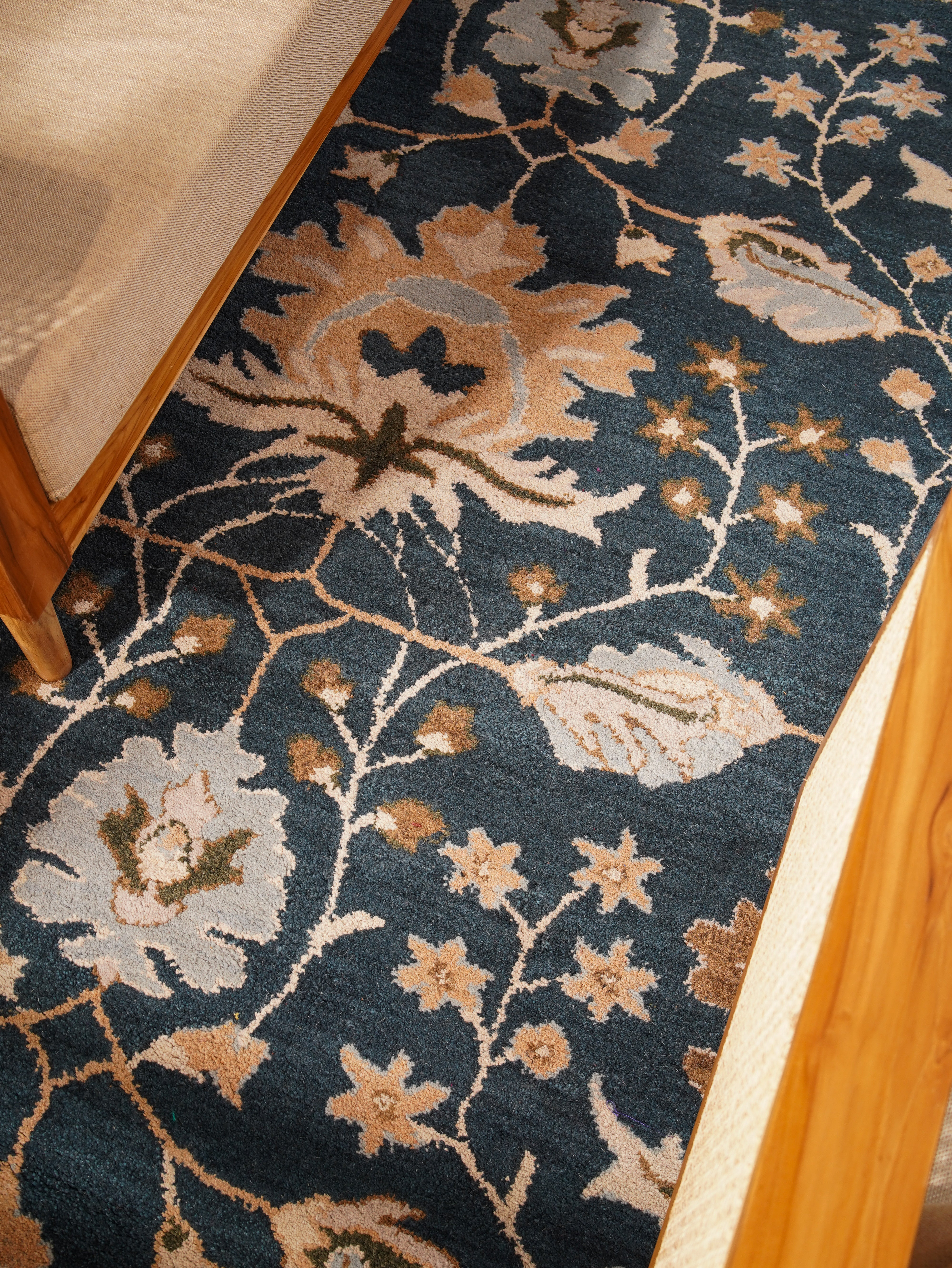 Jivin Hand Tufted Floral Wool Rug