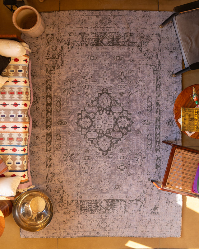 Traditional Oriental Vintage Look Rug in Silver Green Tones