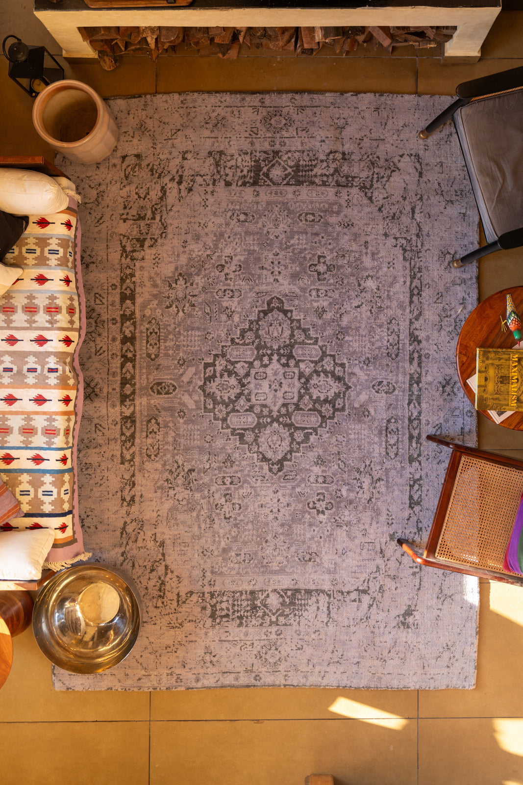 Traditional Oriental Vintage Look Rug in Silver Green Tones