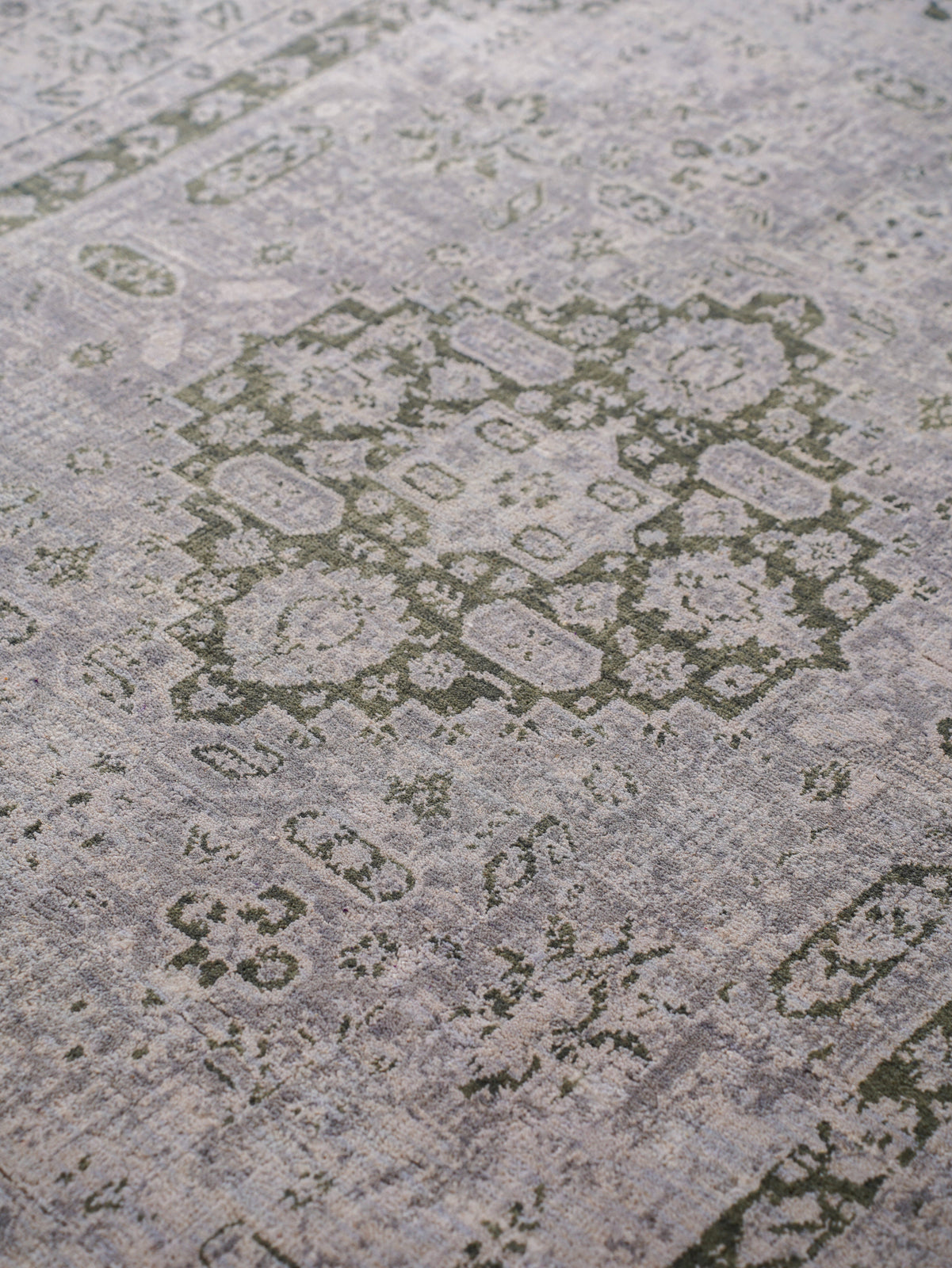 Traditional Oriental Vintage Look Rug in Silver Green Tones