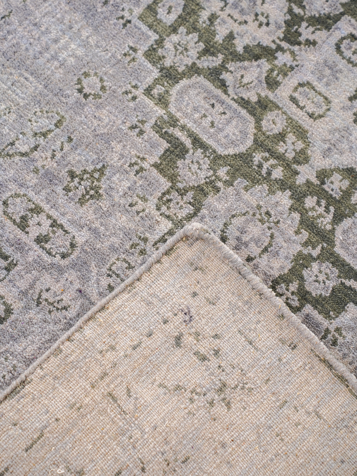 Traditional Oriental Vintage Look Rug in Silver Green Tones