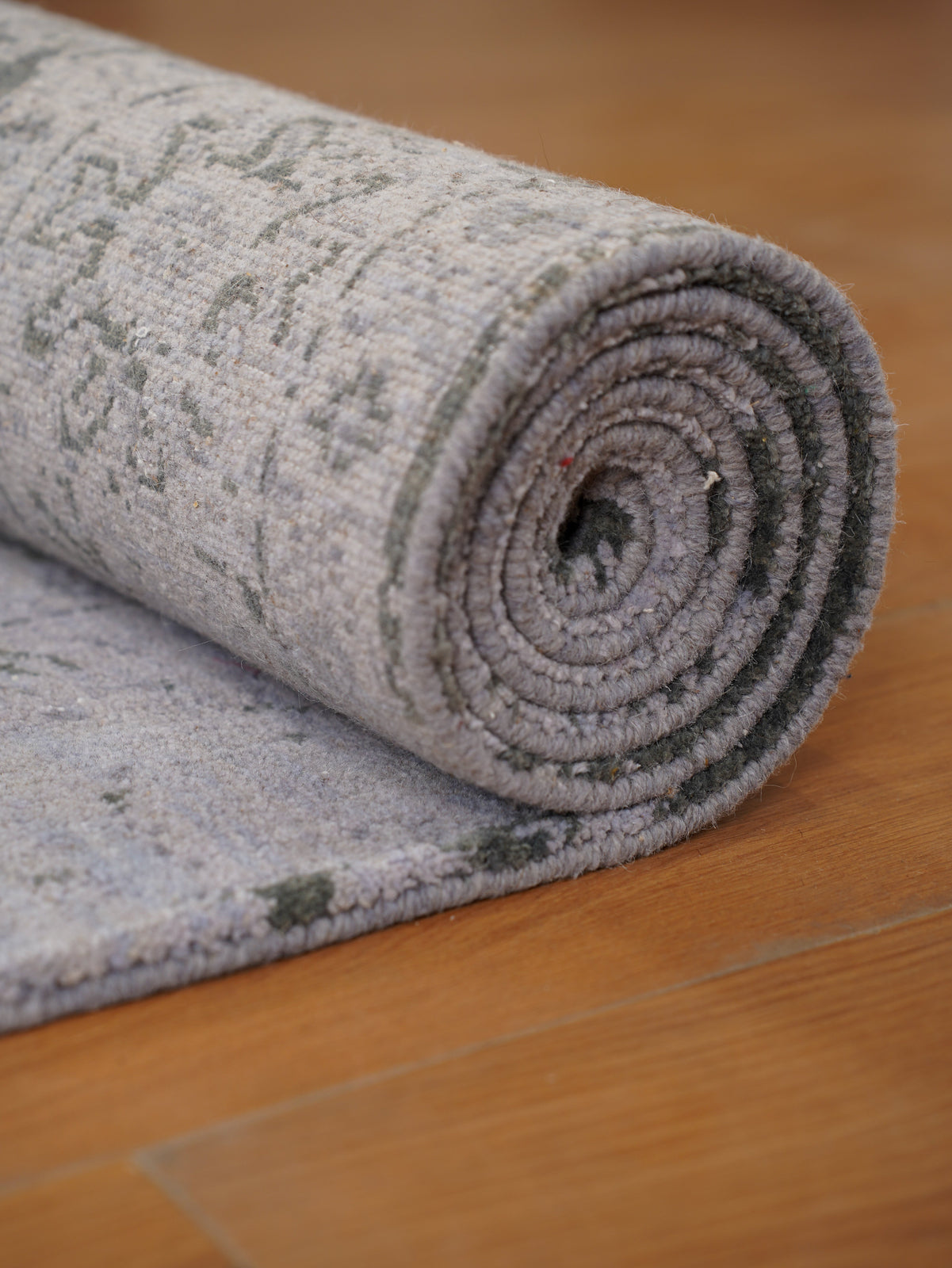 Traditional Oriental Vintage Look Rug in Silver Green Tones