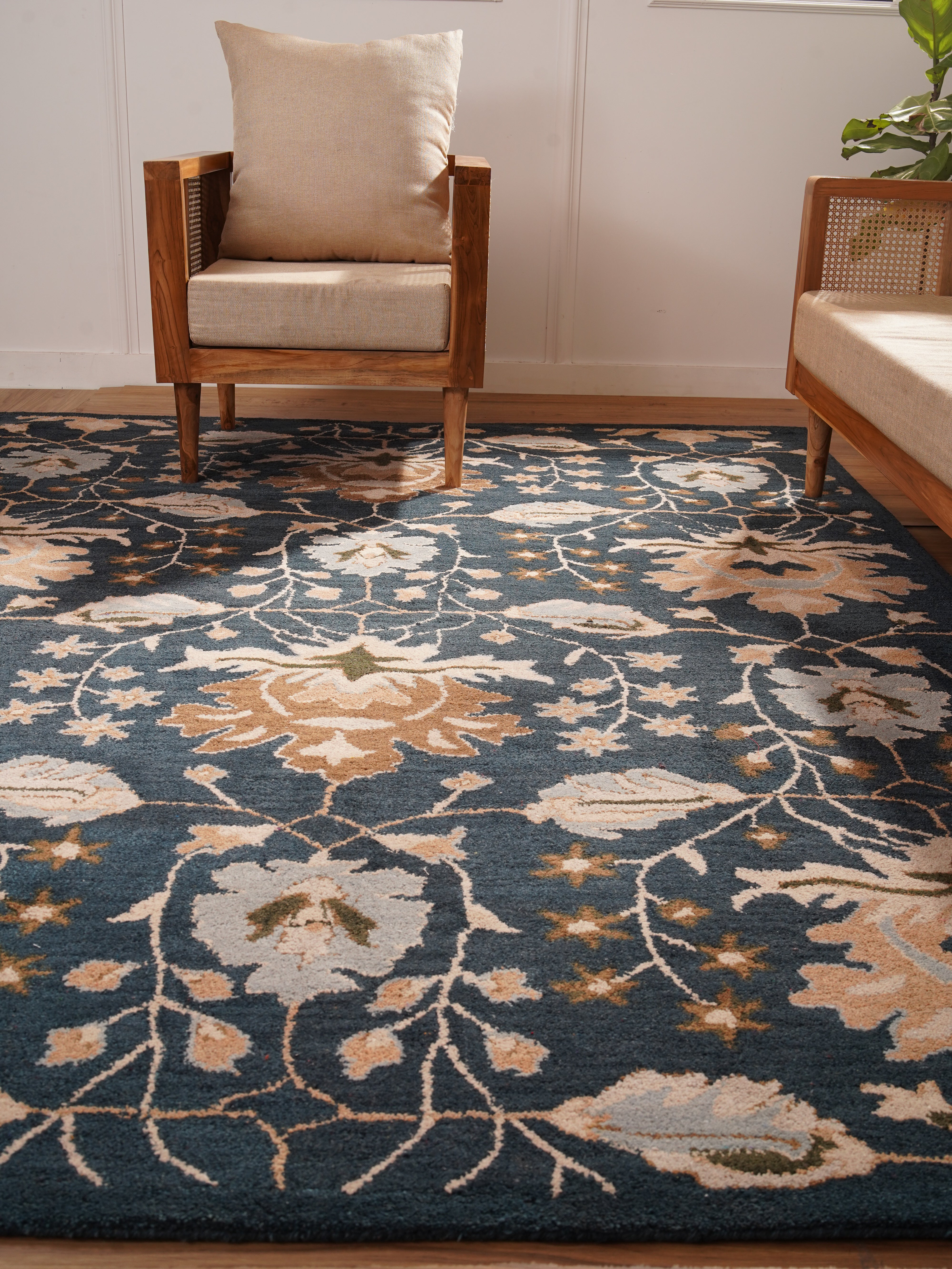 Jivin Hand Tufted Floral Wool Rug
