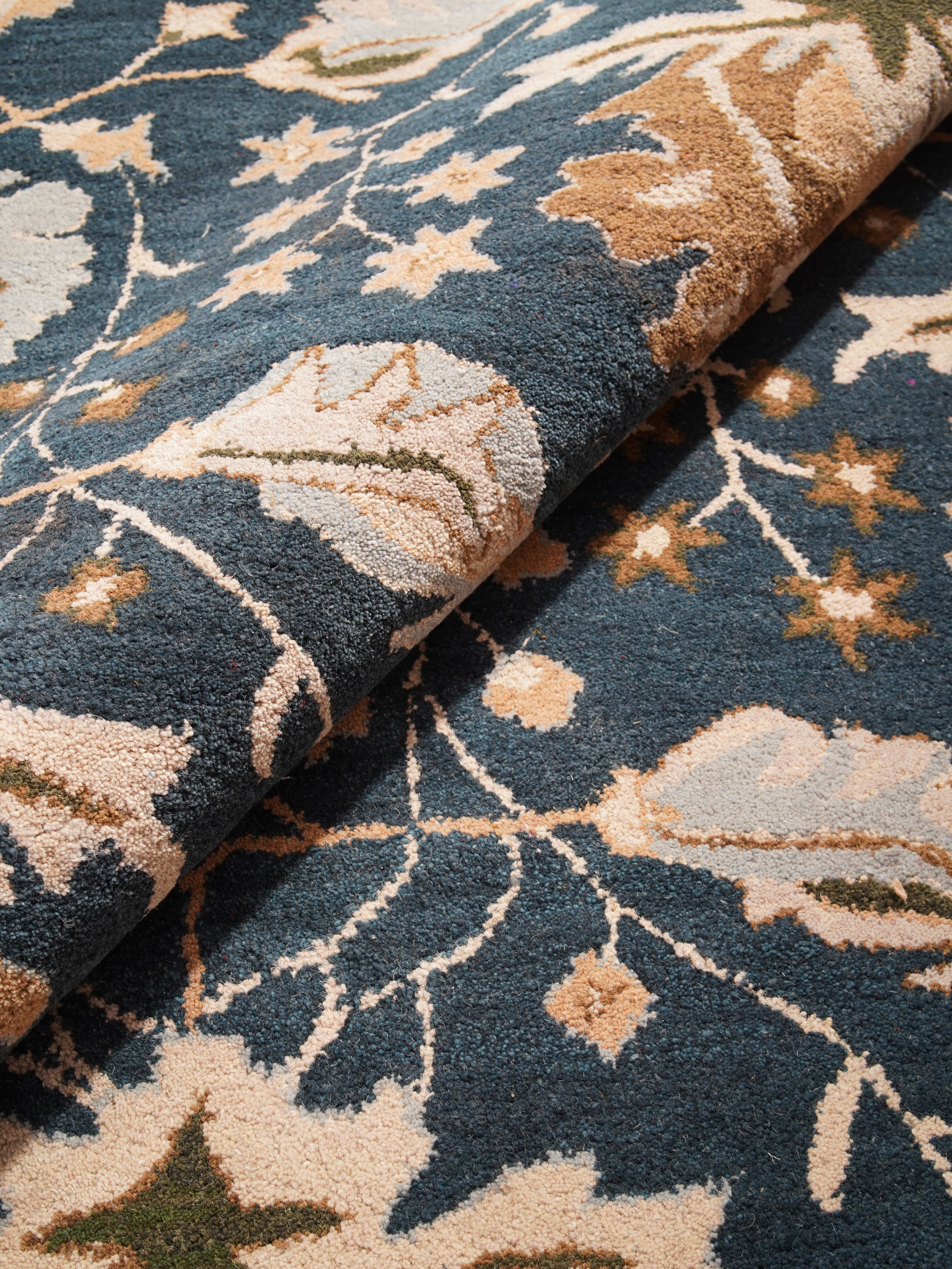 Jivin Hand Tufted Floral Wool Rug