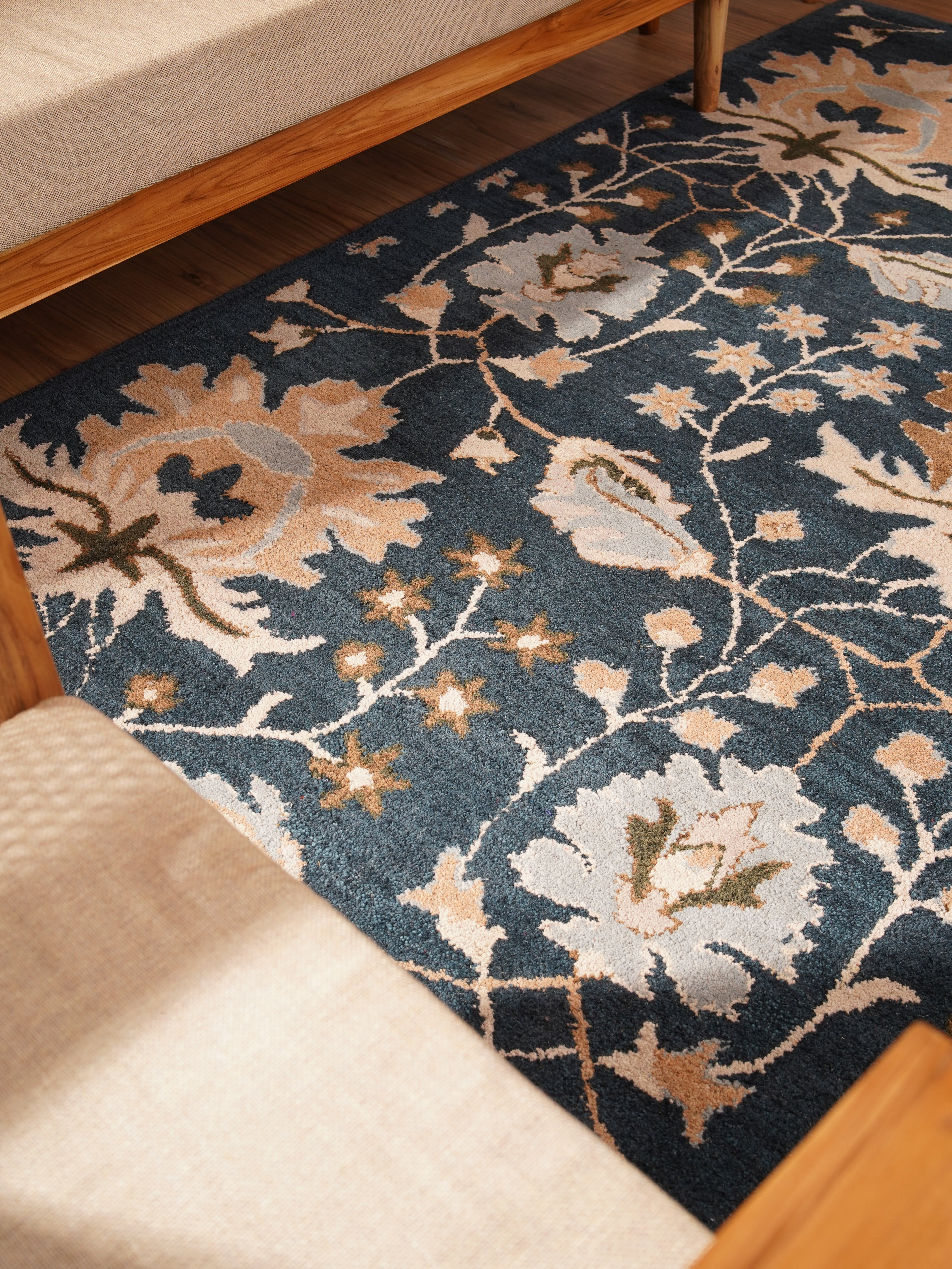 Jivin Hand Tufted Floral Wool Rug